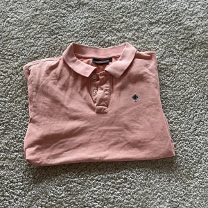 Morris Piké - Säljer en gammal Morris piké till ett riktigt bra pris! Fint skick förutom en knappt synlig missfärgning på baksidan av kragen. Behöver bara strykas och så är den som sprillans ny! Den är i storlek M och nypris är 799kr.