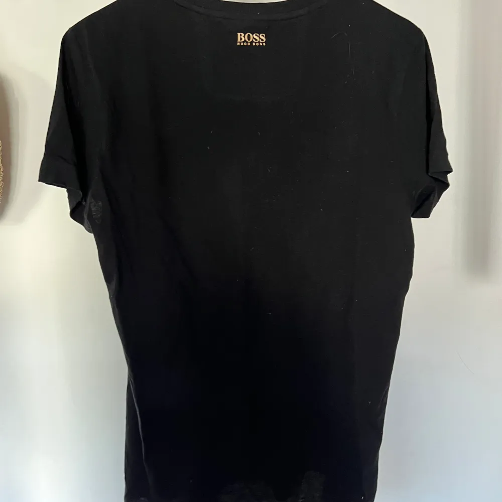Äkta svart Hugo boss T-shirt i bra skick med sydd text , perfekt för sommaren.. T-shirts.