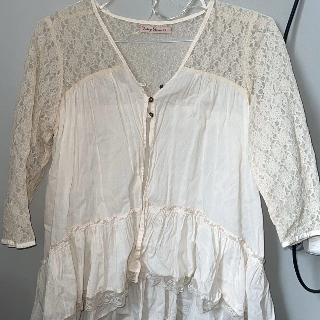 Blus, spets, volanger o knappar - 91