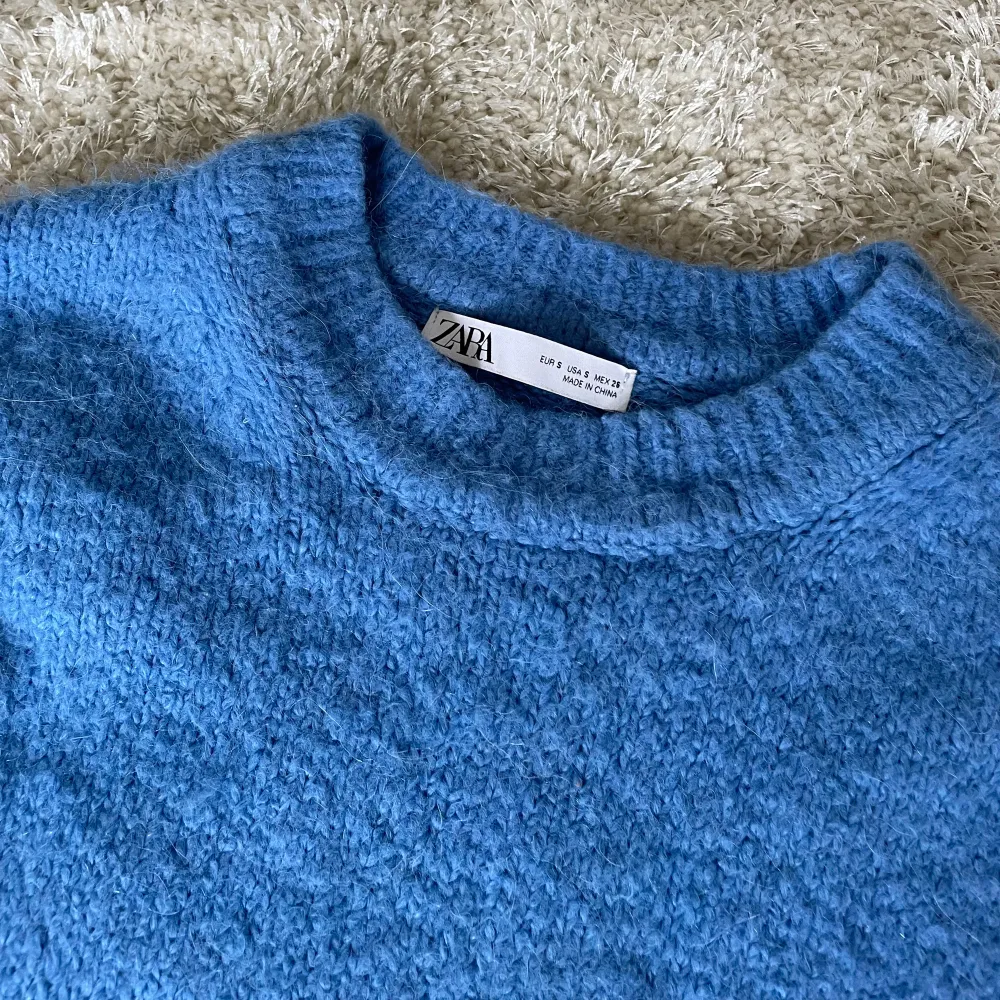 Säljer min fina blåa stickade tröja från Zara, andvänts ej så mycket, i bra skick och passar så bra nu till sommaren💘. Tröjor & Koftor.