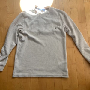 Polo tröja - Säljer min snygga polo tröja använd fåtal gånger size S