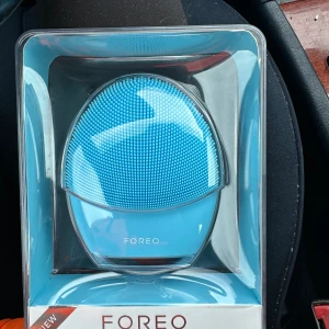 Foreo luna 3 - Dena model är för kombinerad hudtyper. finns flera olika modeller beroende på vilken hud typ man har. Den är helt ny, och oöppnad förpackning. Nypris på lyko är 2895kr jag säljer för 600kr På andra bilden ser du bild från lyko sida.