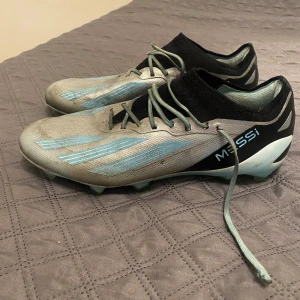 Adidas Messi  - fotbollsskor som kanppt är använda och knappt slitna, väldigt sköna och inga skador på dem