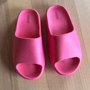 Supersköna tofflor  - Jättesköna, använt på stranden någon gång (Max 1-2) så de är i väldigt bra skick! Säljes pga används ej 