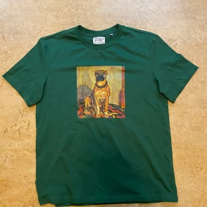 The Loose Company, Dawg T-Shirt - Mörk grön t shirt med tryck storlek M, aldrig använd då den är för liten