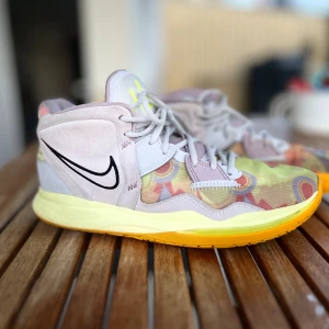 Kyrie infinity  - Säljer dessa skor som inte görs längre då de är för små. Basketskorna har använts vilket syns men greppet på dom är fortfarande riktigt bra. Det ända är att dom är smutsiga. Jag kan därför tvätta skorna efter köp ifall man vill. Kom gärna i dm 