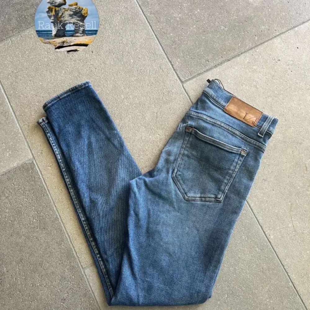 Tiger of Sweden jeans | skick 9/10 | Size - 29/32 | Modell - Evolve | Nypris - 1500 kr | Fraktar via PostNord eller instabox på köparens bekostnad | Om du har några frågor eller funderingar tveka inte att höra av dig!. Jeans & Byxor.