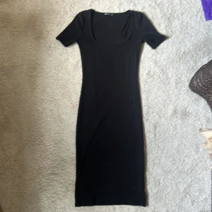 Midiklänning - Tajtare midiklänning från Zara med djupare urringning🫶