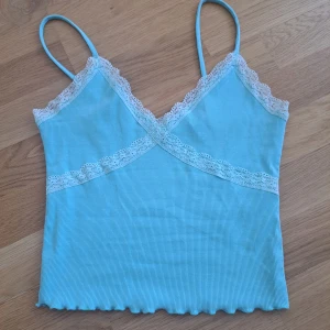 Söt top 🩵🌷 Gina tricot  - Knappt använd 🩵💖