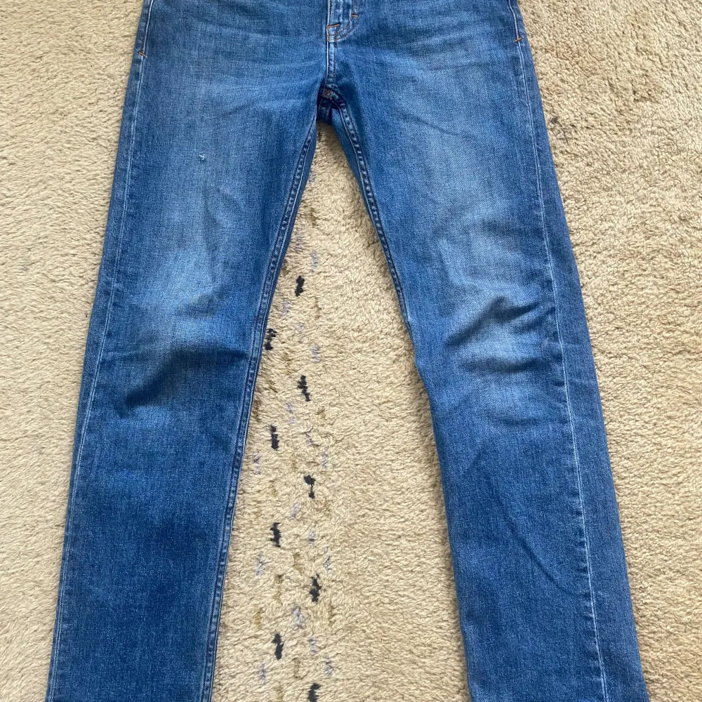 Säljer nu dessa as feta jeans av märket tiger of Sweden storlek 28-30 skick 9-10 mitt pris =350: ny pris =1400 modellen är slim/straight skriv för fler frågor🙌😃. Jeans & Byxor.