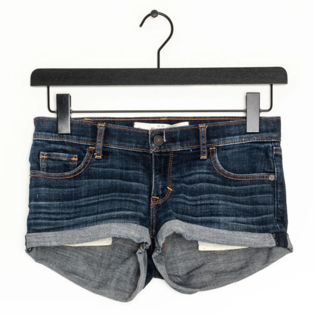 Ett par lågmidjade jätte snygga Jeans shorts från abercrombie som tyvärr har blivit för små. Passar perfekt nu till sommaren. Slutsålt överallt och pris kan diskuteras . Shorts.