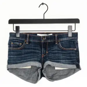 Ett par lågmidjade jätte snygga Jeans shorts från abercrombie som tyvärr har blivit för små. Passar perfekt nu till sommaren. Slutsålt överallt och pris kan diskuteras 