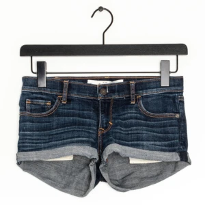 Lågmidjade jeans shorts - Ett par lågmidjade jätte snygga Jeans shorts från abercrombie som tyvärr har blivit för små. Passar perfekt nu till sommaren. Slutsålt överallt och pris kan diskuteras 