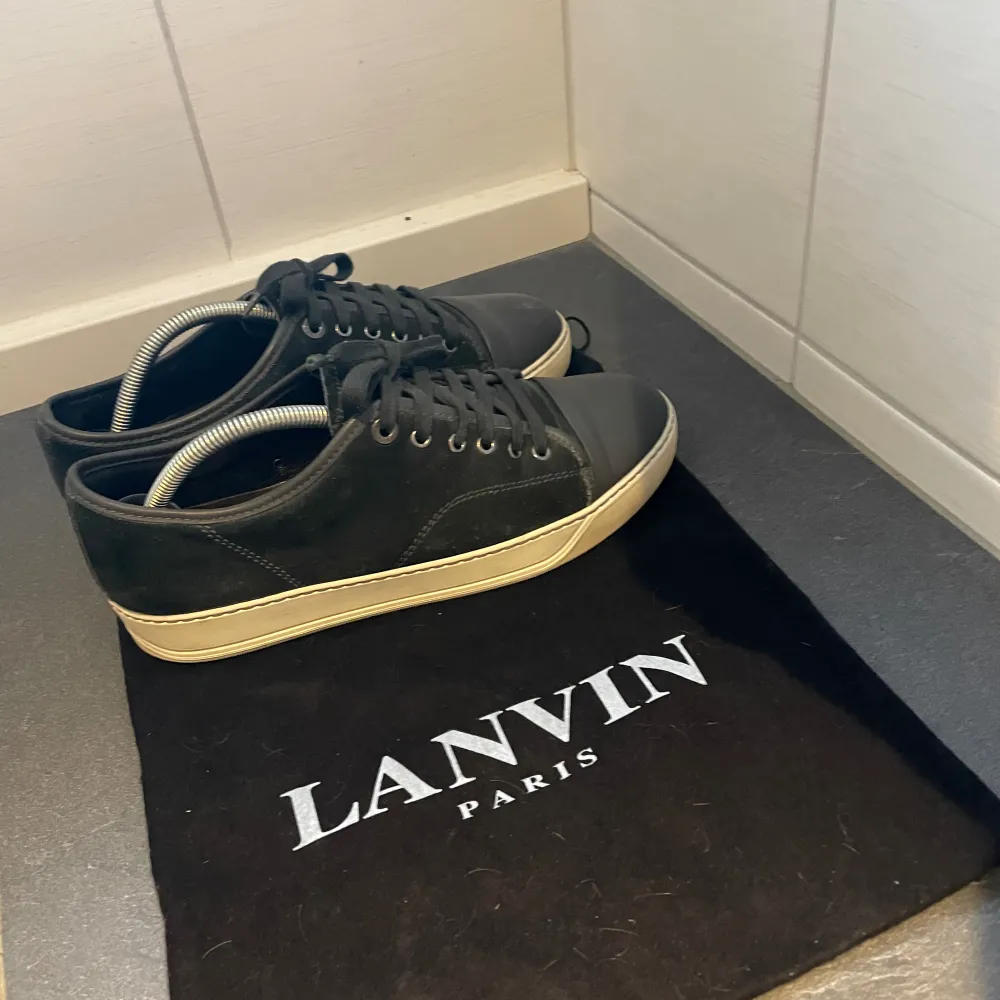 Lanvin skor i storlek uk 6/41  i bra skicka köpta från västkust garderoben. Skorna har en lite defekt på cap toe men inget som märks på. Pris kan diskuteras vid snabb och smidig affär. Bara att skriva om man undrar något.. Skor.