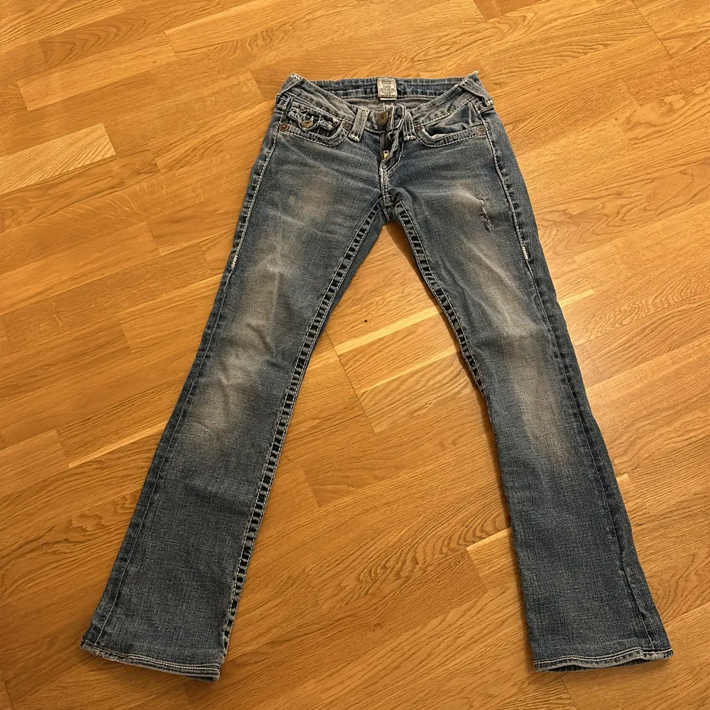 Säljer mina true religion jeans då jag aldrig använder dom. ☺️Dom är lågmidjade och är mellan bootcut och straight leg. Fråga privat om detaljer🥰. Jeans & Byxor.