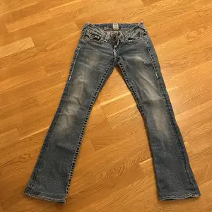 Säljer mina true religion jeans då jag aldrig använder dom. ☺️Dom är lågmidjade och är mellan bootcut och straight leg. Fråga privat om detaljer🥰