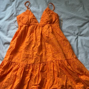 Zara klänning  - Söt klänning, använd 2 ggr. För kort för mig som är 170 lång. Säljer för 150+frakt 🩷