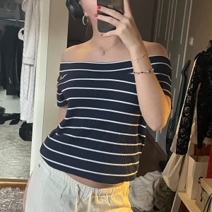 Randig tröja - Skön off shoulder tröja i stretchigt material 🩷Står ingen storlek men beror på hur man vill att den ska sitta, jag är storlek S för referens.