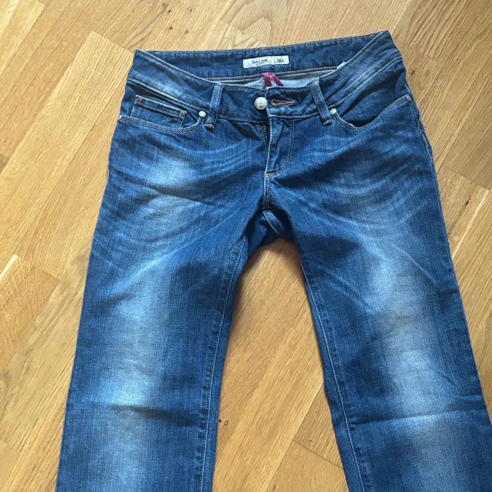 Säljer de här helt perfekta lågmidjade jeansen för 400kr men pris går att diskutera. Skulle säga att de passar xs💗 Skriv vid frågor❣️. Jeans & Byxor.
