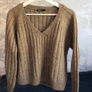 Stickad tröja  - Säljer en jätte fin stickad tröja som kommer från Gina Tricot, kommer tyvärr inte till användning❤️Tröjan är i Xs men sitter även bra på mig som oftast brukar ha S. Nyköpt 400kr. Fråga gärna ifall ni vill ha fler bilder eller andra frågor!☺️