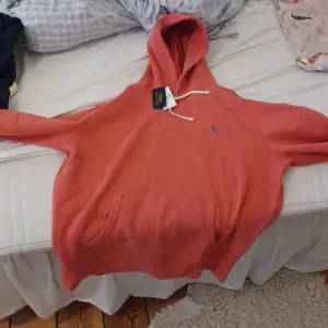 Denna är en oanvänd ralph lauren hoodie som är rödrosa som jag fick i present men inte är min stil och är för stor