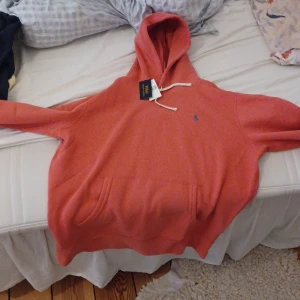 Oanvänd äkta ralph lauren hoodie - Denna är en oanvänd ralph lauren hoodie som är rödrosa som jag fick i present men inte är min stil och är för stor