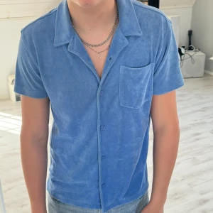 Kortärmad skjorta  - Snygg kortärmad skjorta ifrån Kappahl, köpt förra året för 400 men börjat bli lite liten. Använd 2-3 gånger, skicket är som ny