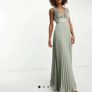 Balklänning/ Aftonklänning - Superfin grön balklänning som är slutsåld på ASOS. Aldrig använd. Finns även i rosa i min profil💕