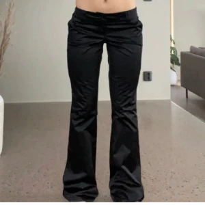 Satin byxor - lånad bild! Skitsnygga satin byxor köpts  här på klick men tyvärr passade dom inte mig perfekt till utgång låg midja med bootcut 😍❤️