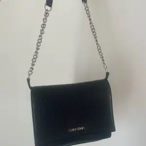 Handväska från CK, köpt i deras butik i USA för ca 900&