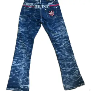 Jättefina jeans med massa detaljer, bra skick💗