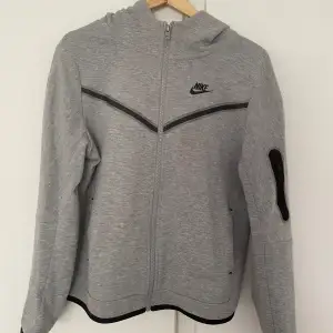 Säljer min Nike Tech Fleece hoodie. Stl 158-170 (passar S) Använd ett fåtal gånger. Köpare står för frakten. Skriv gärna vid funderingar. 
