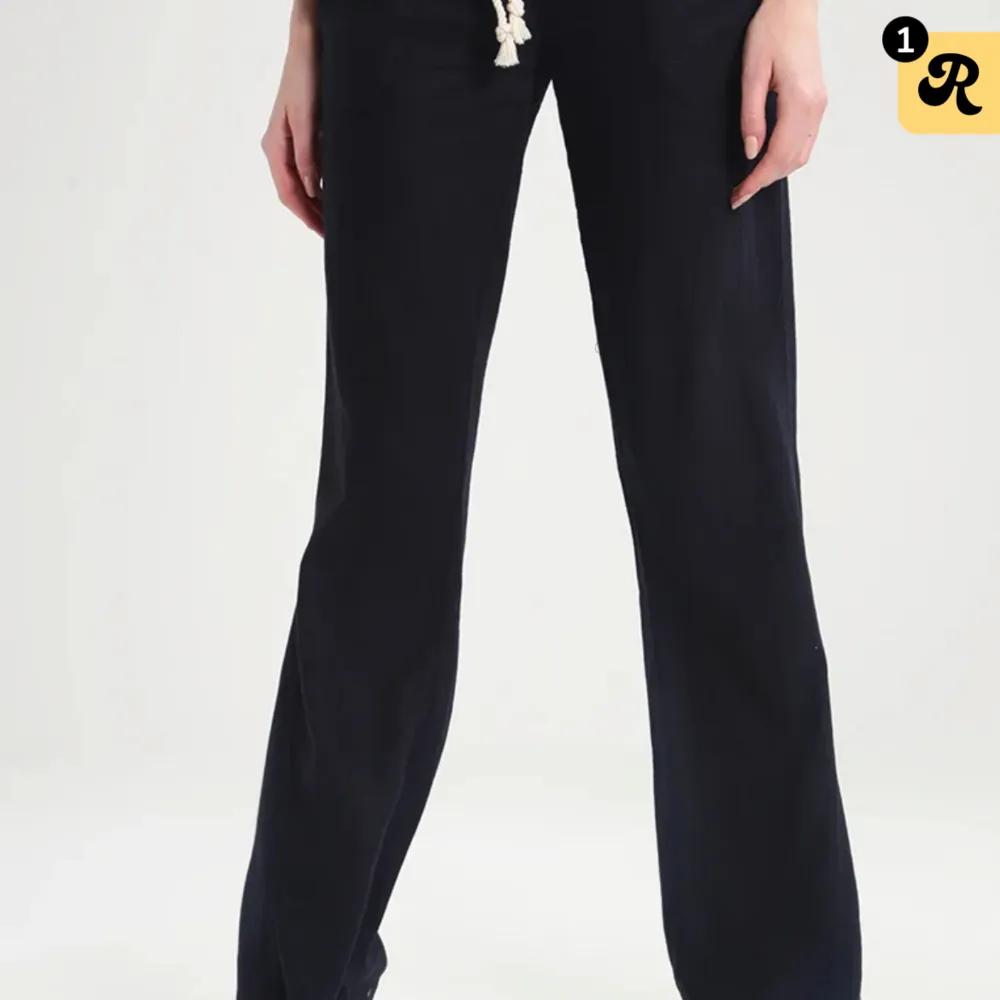 Säljer mina svarta Roxy linnebyxor💕använd ett fåtal gånger men har en slitning vid snörrerna(kolla bild 3-4). Jeans & Byxor.
