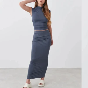 Gråt Gina set - Ett set från Gina. Kjolen är i storlek M och tröjan i S. De är aldrig använda. Materialet är väldigt stretchigt!