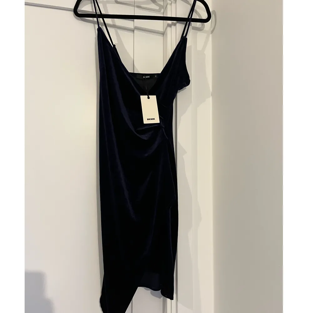 Mörkblå sammet klänning från Bikbok, helt oanvänd prislappen kvar Ordinarie pris 299kr. Klänningar.