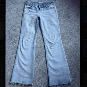 Lågmidjade jeans - Lågmidjade ljusblåa jeans, har några svarta märken nere (se bild) men inget som man tänker på 