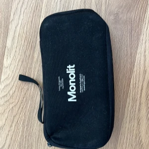 Monolit benskydd 19 cm - Monolit benskydd 19 cm är i användt skick, men bra för dig som inte vill ha tunga benskydd eftersom materialet är i kolfiber= lätta  Leverans inom sverige kan ordnas Mvh 