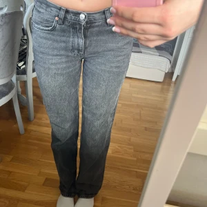 Jeans - Lågmidjade jenas från Gina, säljer då dem tyvärr blivit för små💗