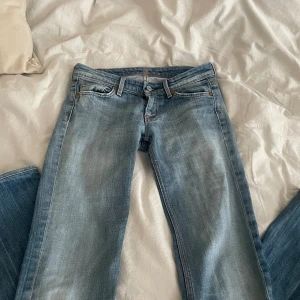 Lågmidjade 7forallmankind jeans  - Säljer dessa Lågmidjade från 7forallmankind. Dom är i bra skick och är jätte fina. Säljer då de är försmå för mig tyvärr.  Innerbenslängd 76 cm och midjemåttet rakt över är 34.  Jag är 166 ungefär som referens 😇 Skriv om du är intresserad ❤️  