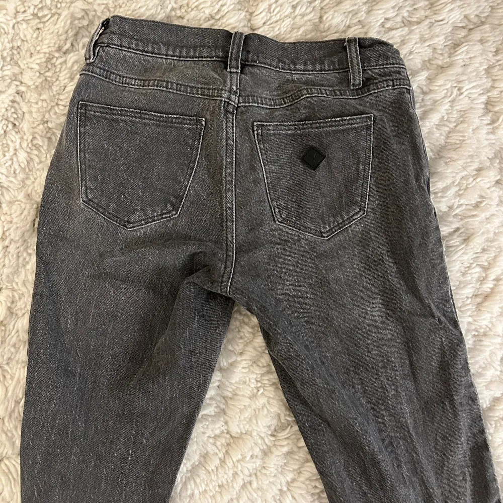 så snygga grå jeans från Abrand, endast använda ett fåtal gånger! De köptes för 1099kr och är i storlek w25💕. Jeans & Byxor.