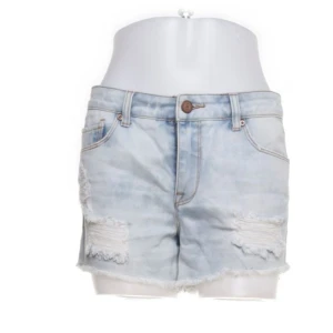 jeansshorts - säljer dessa snygga jeansshorts inte använda, köpte från sellpy men de va för stora 💕💕