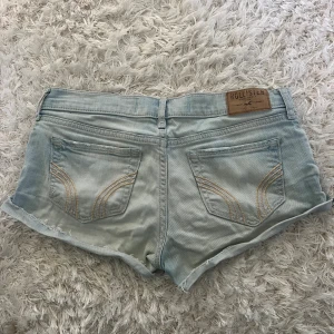 Hollister shorts - midjemått: 36cm rakt över