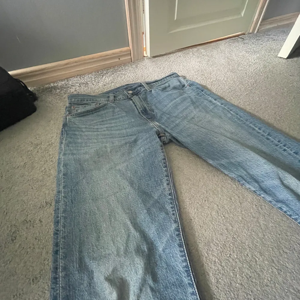 Ljusblåa Levis jeans 502 i Fint skick  W32/L34. Jeans & Byxor.