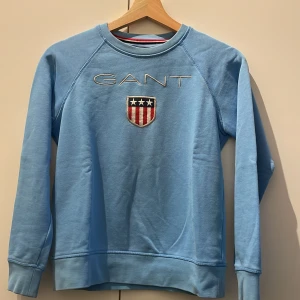 Blå Gant tröja - Stussvidd(cm)96 Armlängd(cm)56 Skicket är okej. Djur och rökfritt hem 