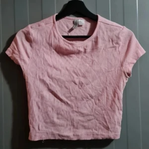 Rosa croptop - Rosa croptop i bra skick, den är väldigt sparsamt använd och är i storlek medium och från märket  h&m divided 