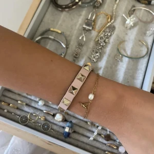 Valentino armband  - Rosa valentino armband! Bra skick, bara lite små märken där man knäpper men absolut inget märkbart! Nypris runt 2900