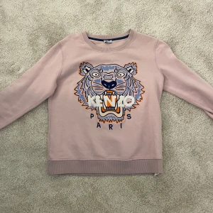 Kenzo Tröja - Hej säljer min Kenzo tröja som jag köpt på NK för länge sen, tröjan är i bra skick och är i storlek 170 men passar mig som har storlek S. Vid frågor är det bara att skriva till mig.