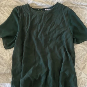 Grön blus - Blus från &otherstories men köpt på sellpy. Säljer då den tyvärr är för stor för mig💗