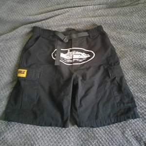 Säljer nu ett par tvär feta corteiz shorts. Perfekt till sommaren. Inga skador så skick är 9/10. Pris går att diskutera och om ni har frågor är det bara å skriva dm. Mvh Adrian😊