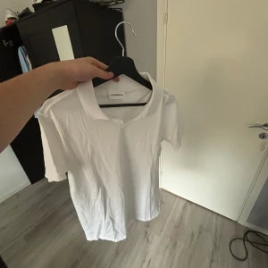 Lindbergh Piké - Vit Lindbergh Piké Köpte men aldrig kom till användning Storlek S Nypris 599kr